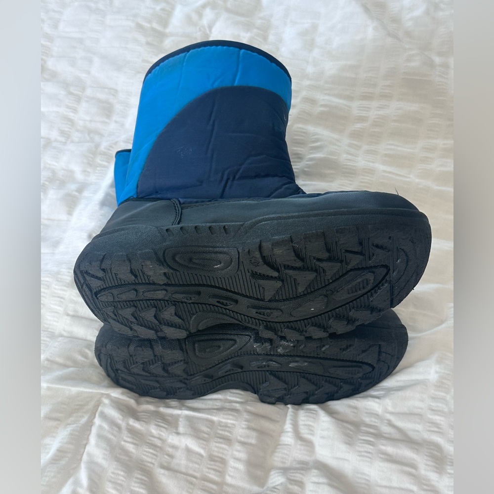 Kids snow boots from Mountain Warehouse - size 13 - Picture 2 of 6